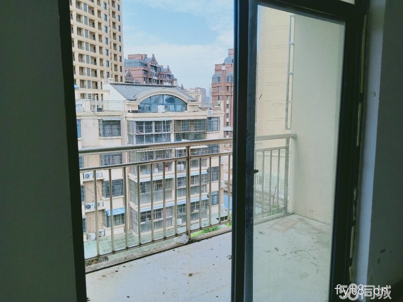 东一小学,大润发,户型采光好,送阁楼,有证满五唯一首付低急售